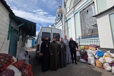До Ізюма доставлено гуманітарну допомогу від духовенства Шепетівської єпархії УПЦ